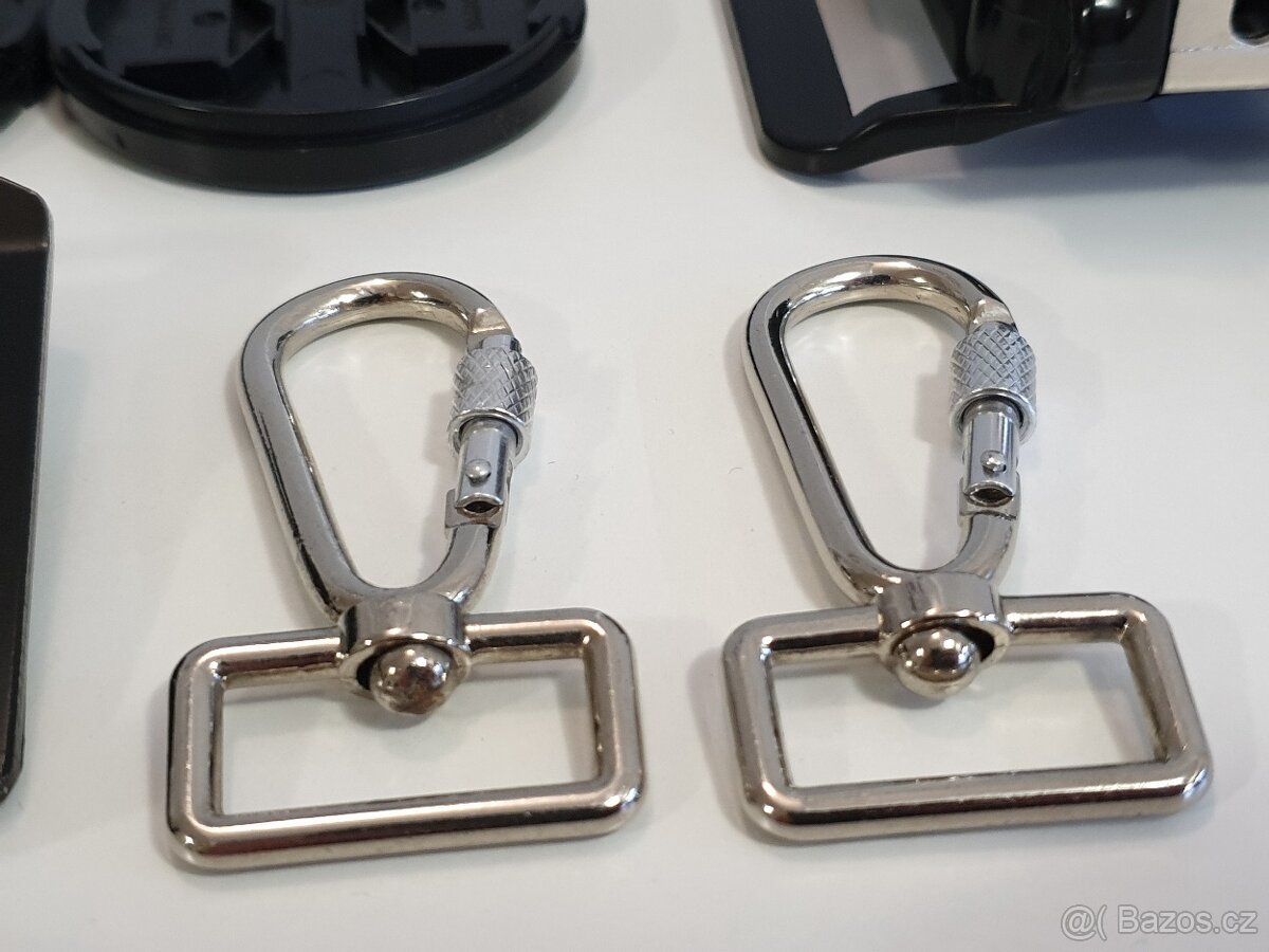 Drobné příslušenství k focení - popruhy, krytky, karabiny - 6