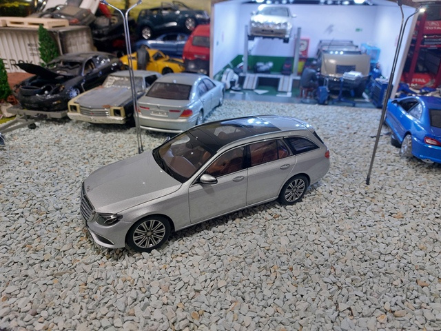 model auta Mercedes E klasse T modell Iscale 1:18 - 6