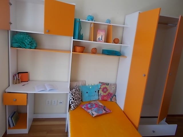 Postel XXXLutz s psacím stolem a skříní - 6