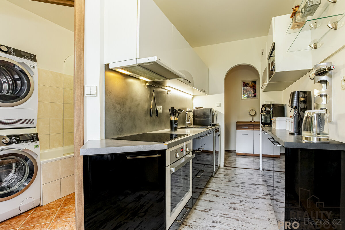 Kompletně zařízený byt 3+1 s lodžií v klidné části Vyššího B - 6