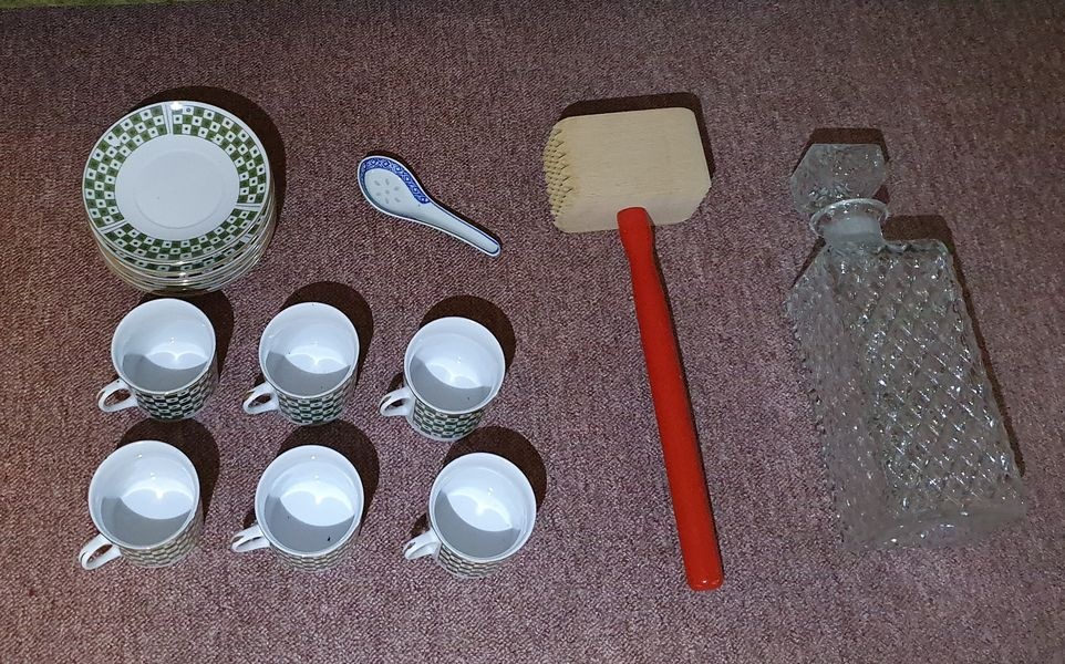 Nádobí z bytu - hrnce, talíře, hrnky, sklenice - 6