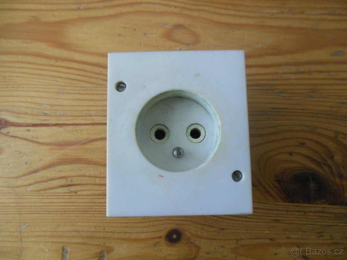 Historické vidlice, zásuvky, vypínač. - 6