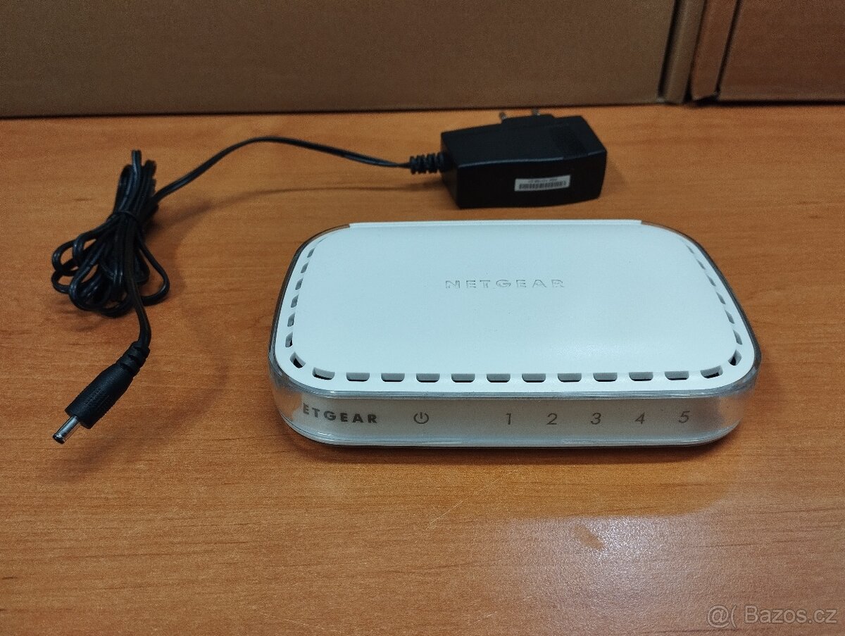 Switch NETGEAR FS605 v3 5-port - 6