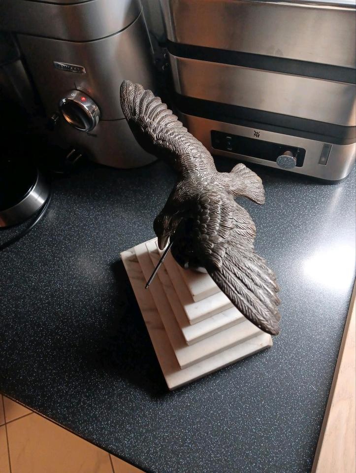 Bronzový orel na mramorovém podstavci – historická dekorace - 6