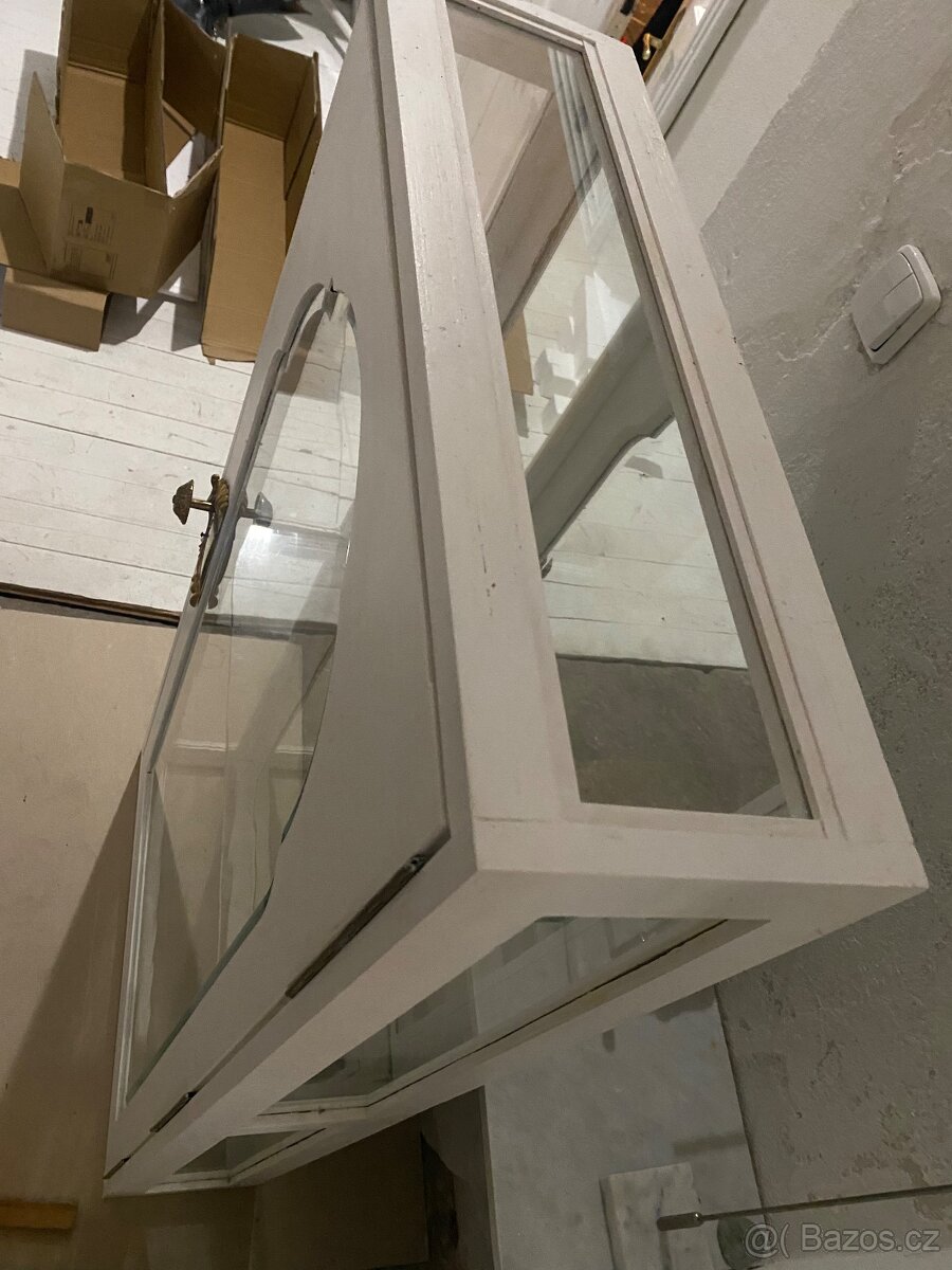 Umělecká závěsná vitrína s historickým fazetovým sklem - 6