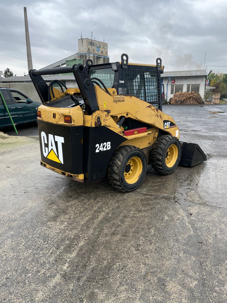 Cat 242B smykový nakladač - 6