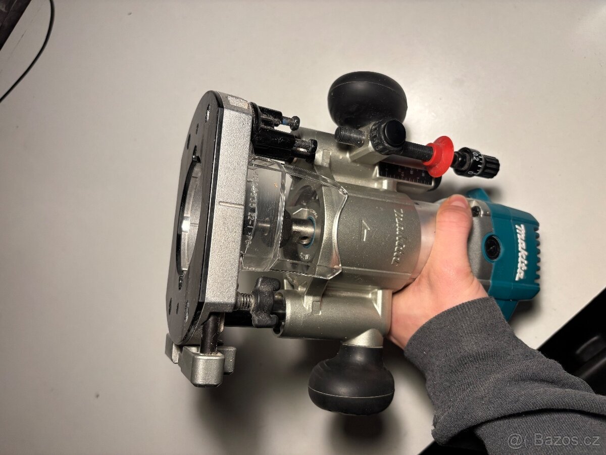 Kombinovaná frézka Makita RT0702CX2J s příslušenstvím 710W - 6