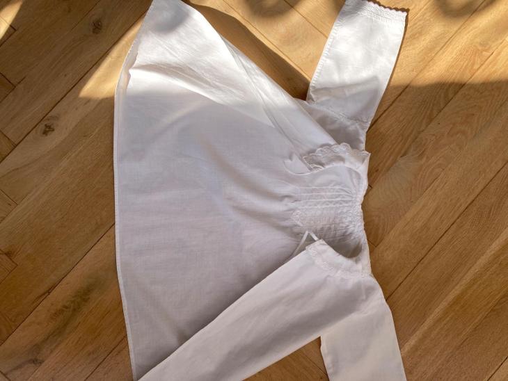 100 let stará dětská košilka - 6