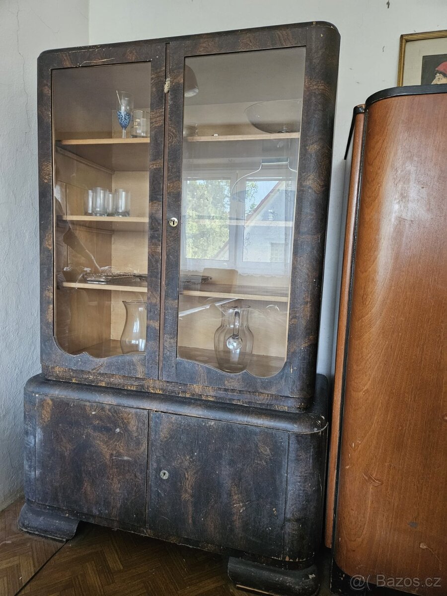 Různé skříně, postel, křesla, atd. - 6