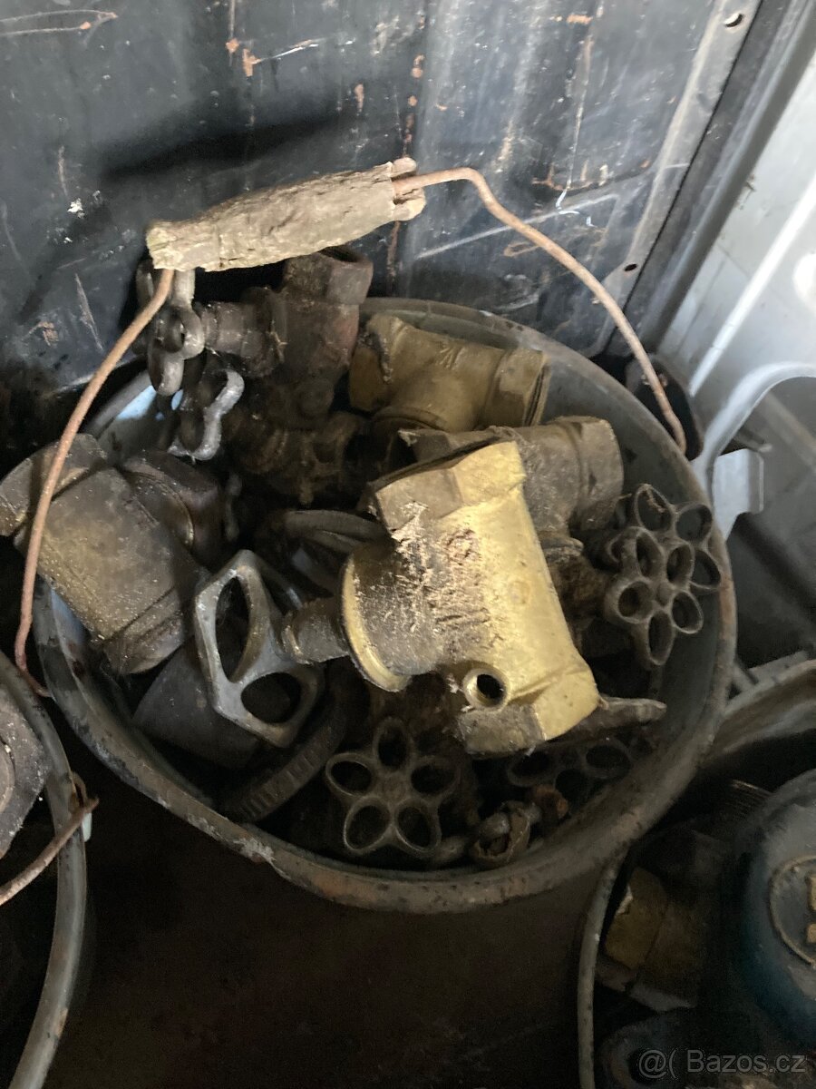 MOSAZNÉ KOHOUTY A MĚDĚNÁ KOLÍNKA - 6