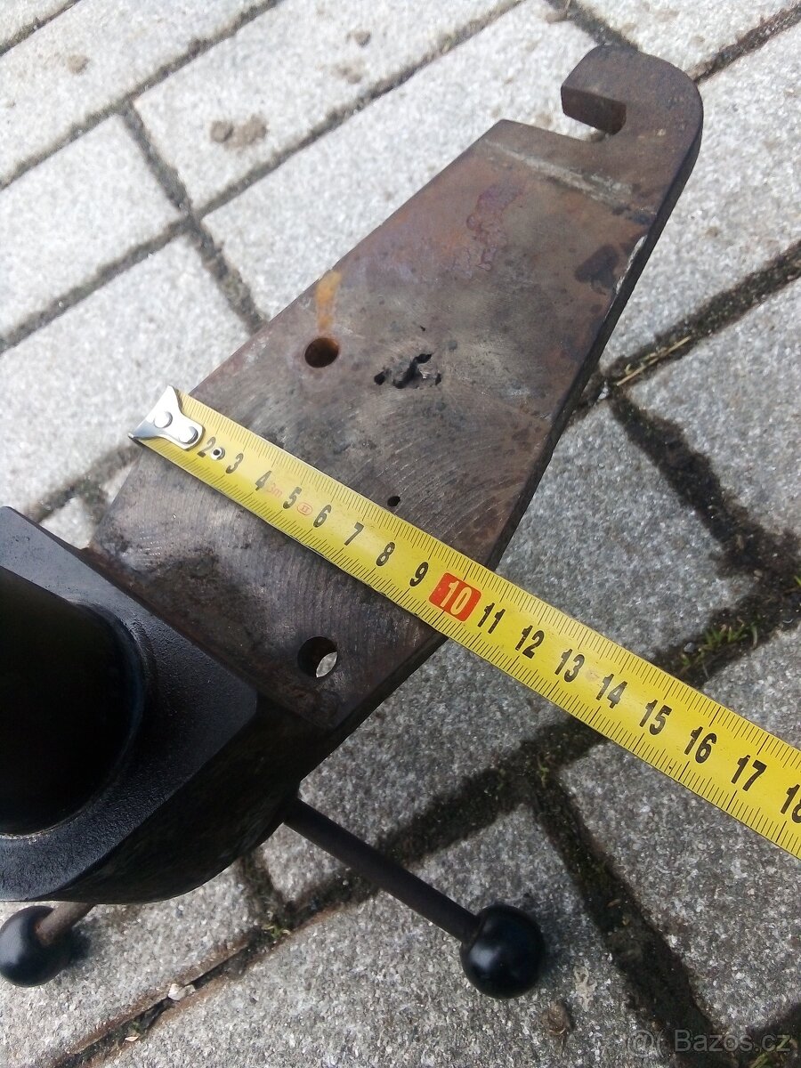 Dílenský svěrák litinový speciální s vysokými čelistmi. - 6