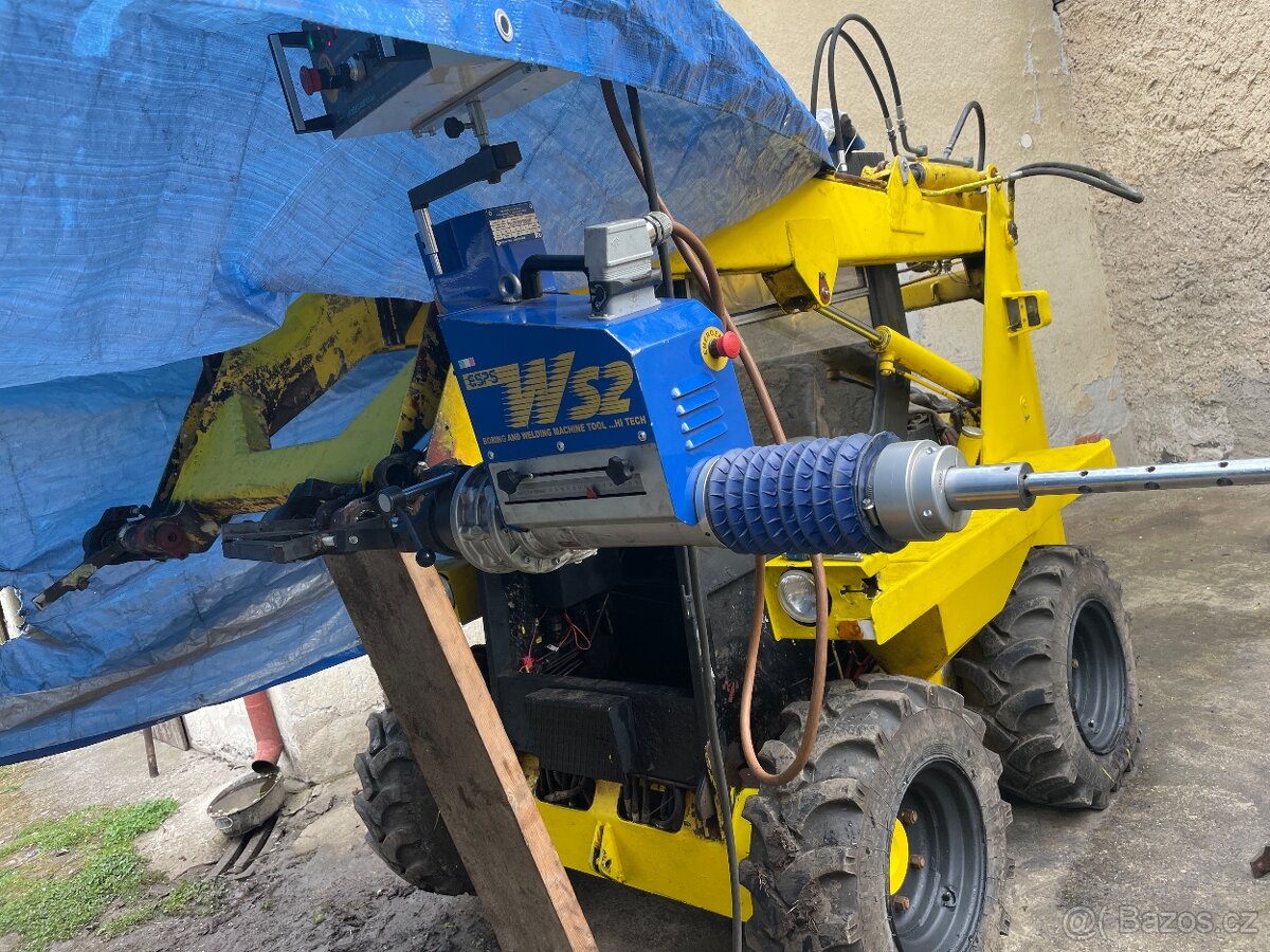 UNC 060 smykový nakladač - 6