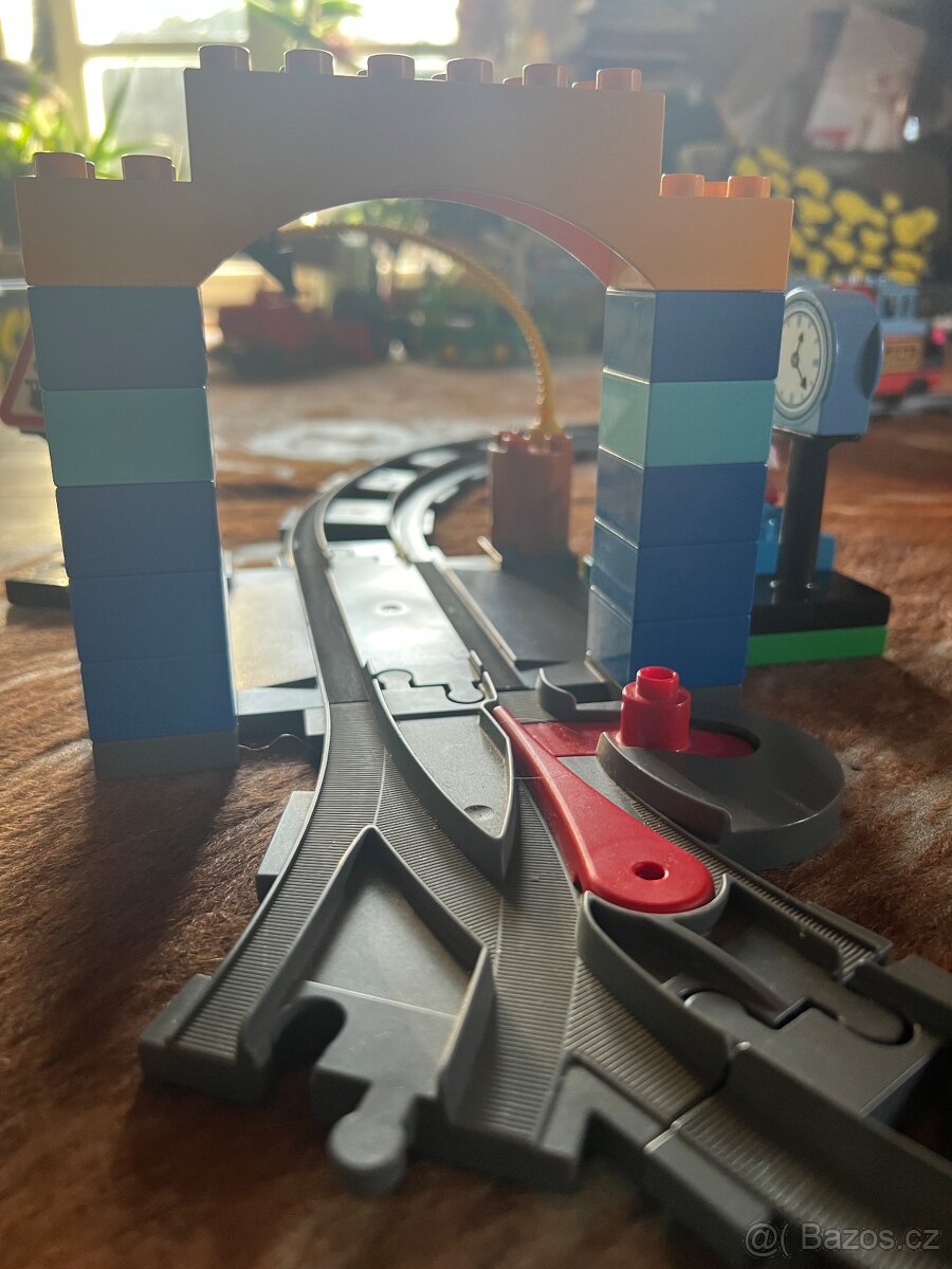 Lego Duplo vlak s domem a zastávkou - 6
