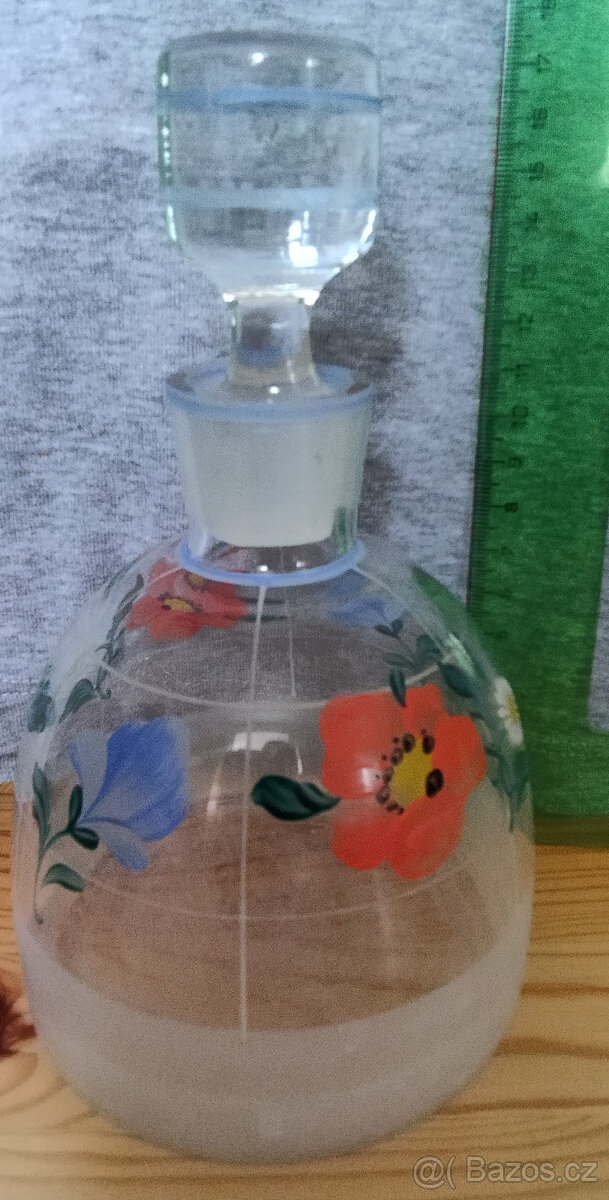 Menší slekleněná karafa s květy - 6