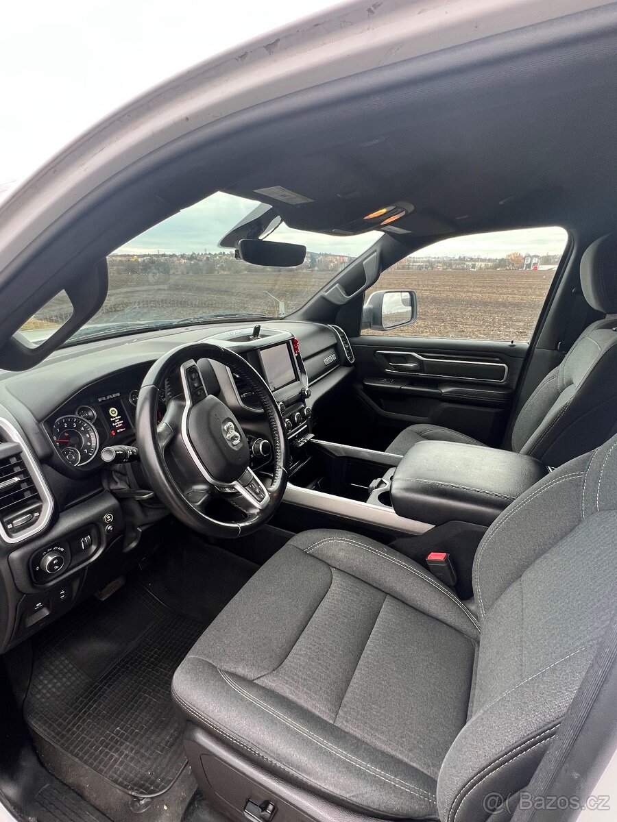 Pronájem Dodge Ram 5.7 Hemi - 6