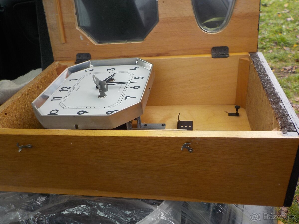 Staré dřevěné a porcelánové hodiny - 6