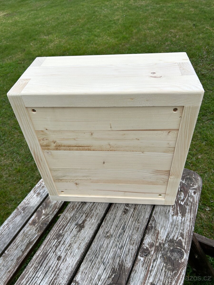 Masivní dřevěný truhlík - 6