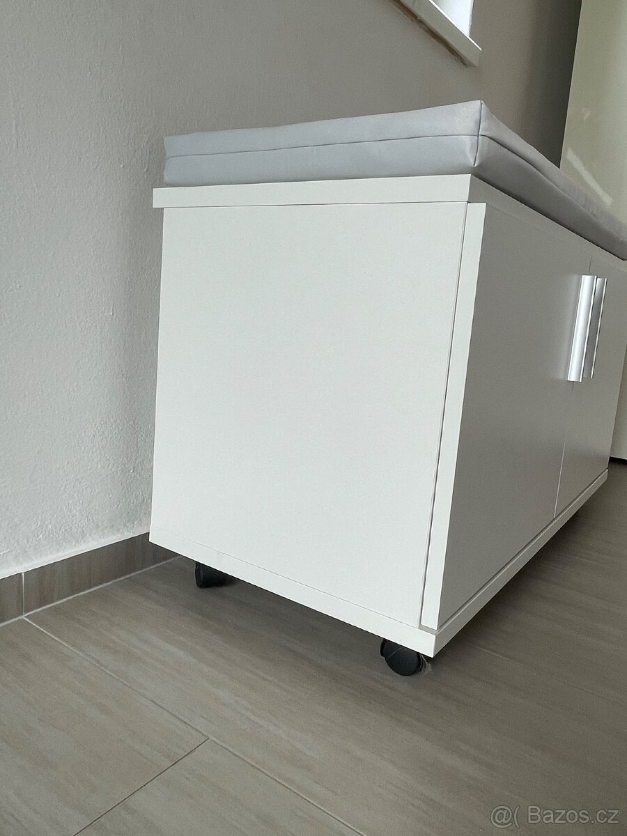 Bílá sedací skříňka na kolečkách - 6