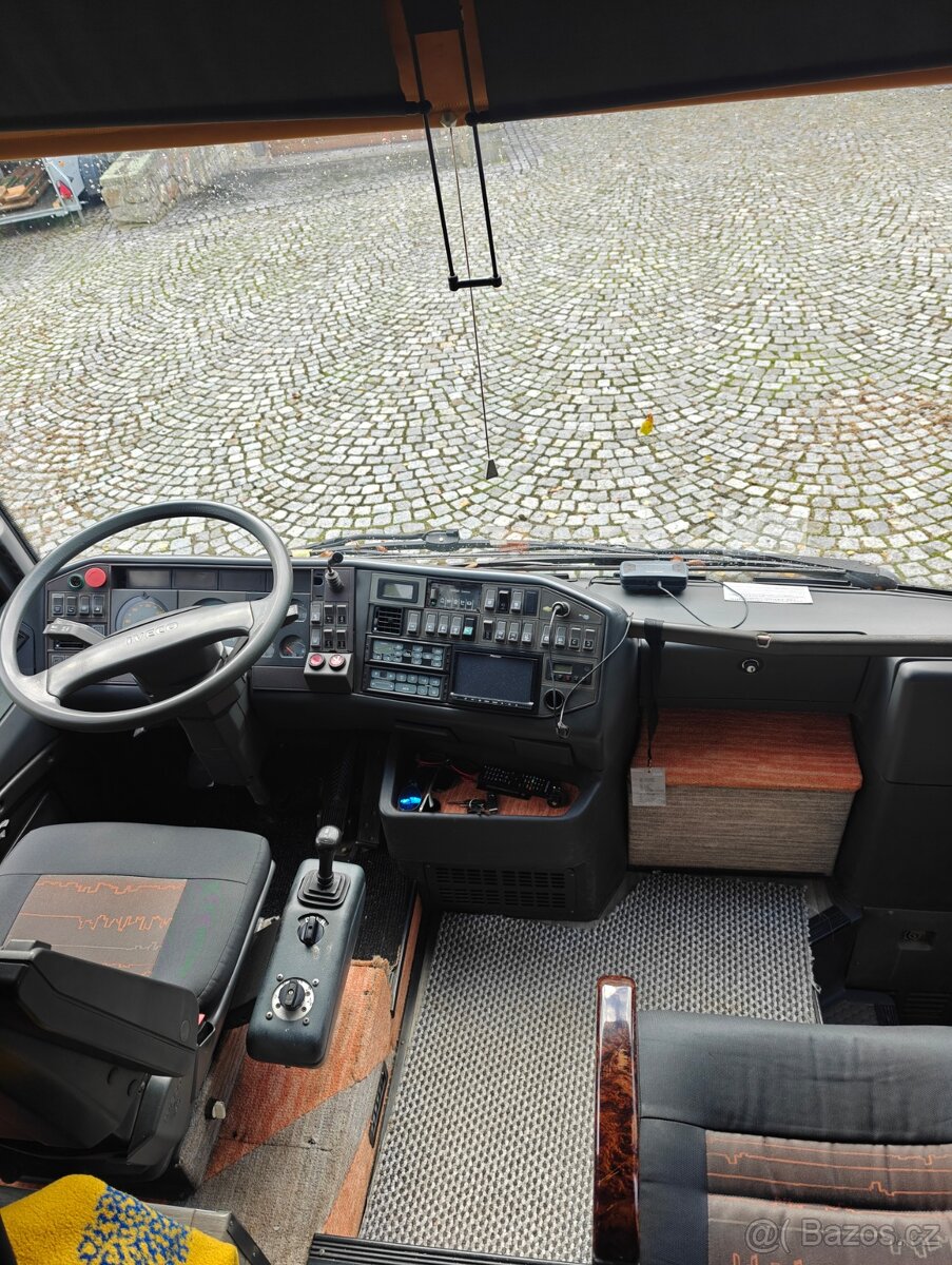 Obytný autobus (speciál na přepravu závodního vozu) - 6