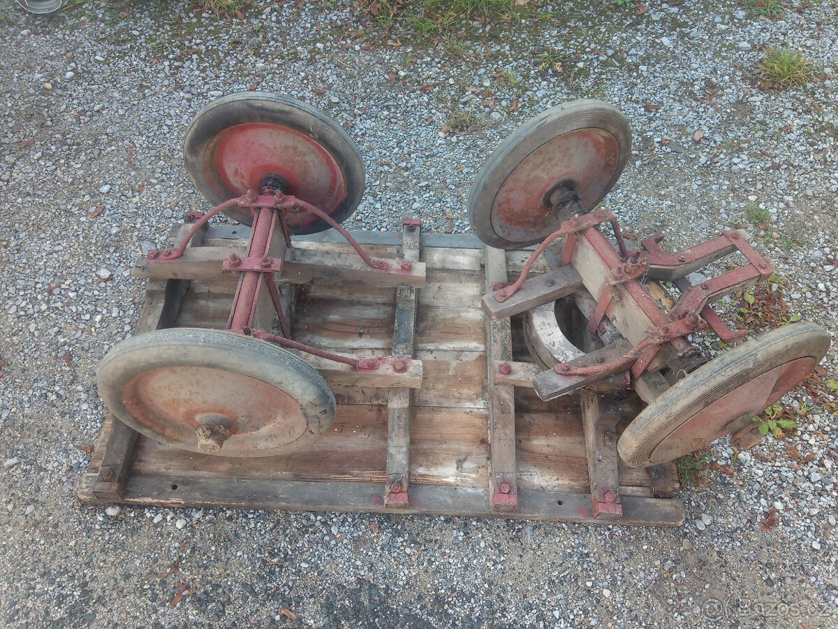 Starý dřevěný malý vozík - kárka. - 6