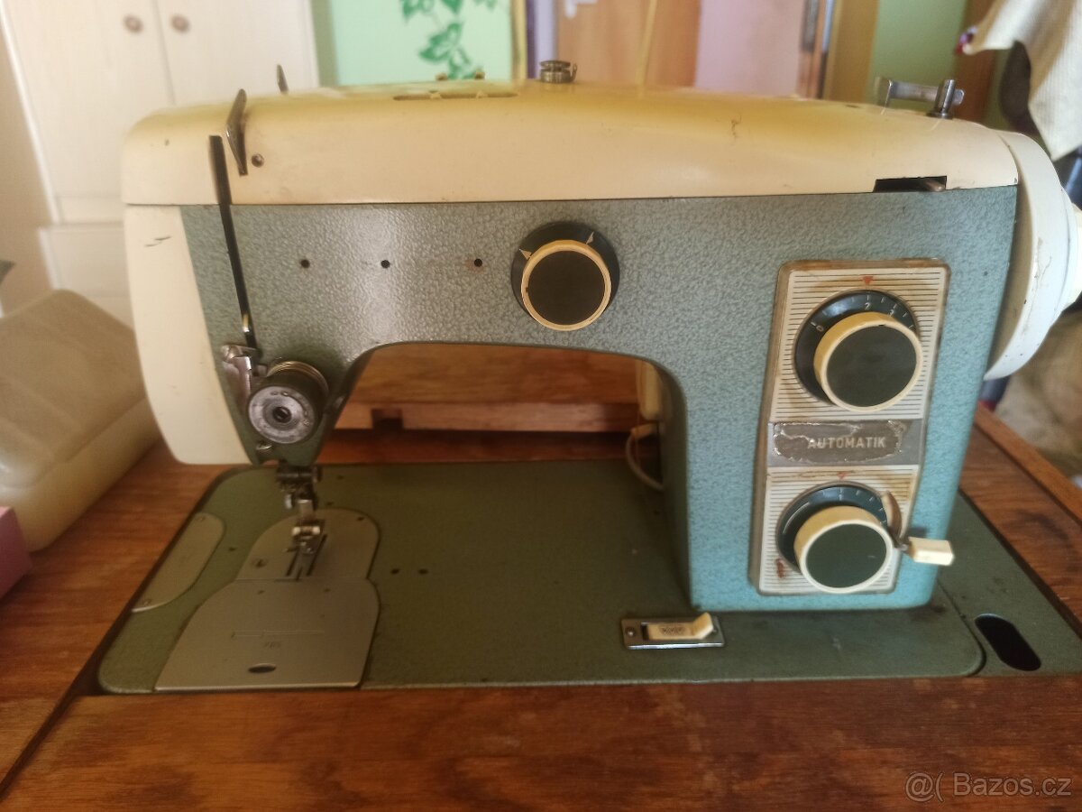 Stůl s šicím strojem - 6