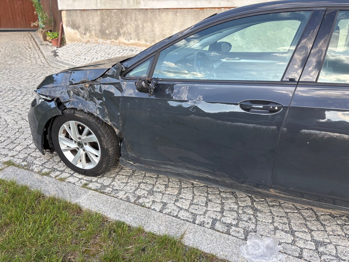 VW Golf 8 combi havarovaný / Odpočet DPH - 6