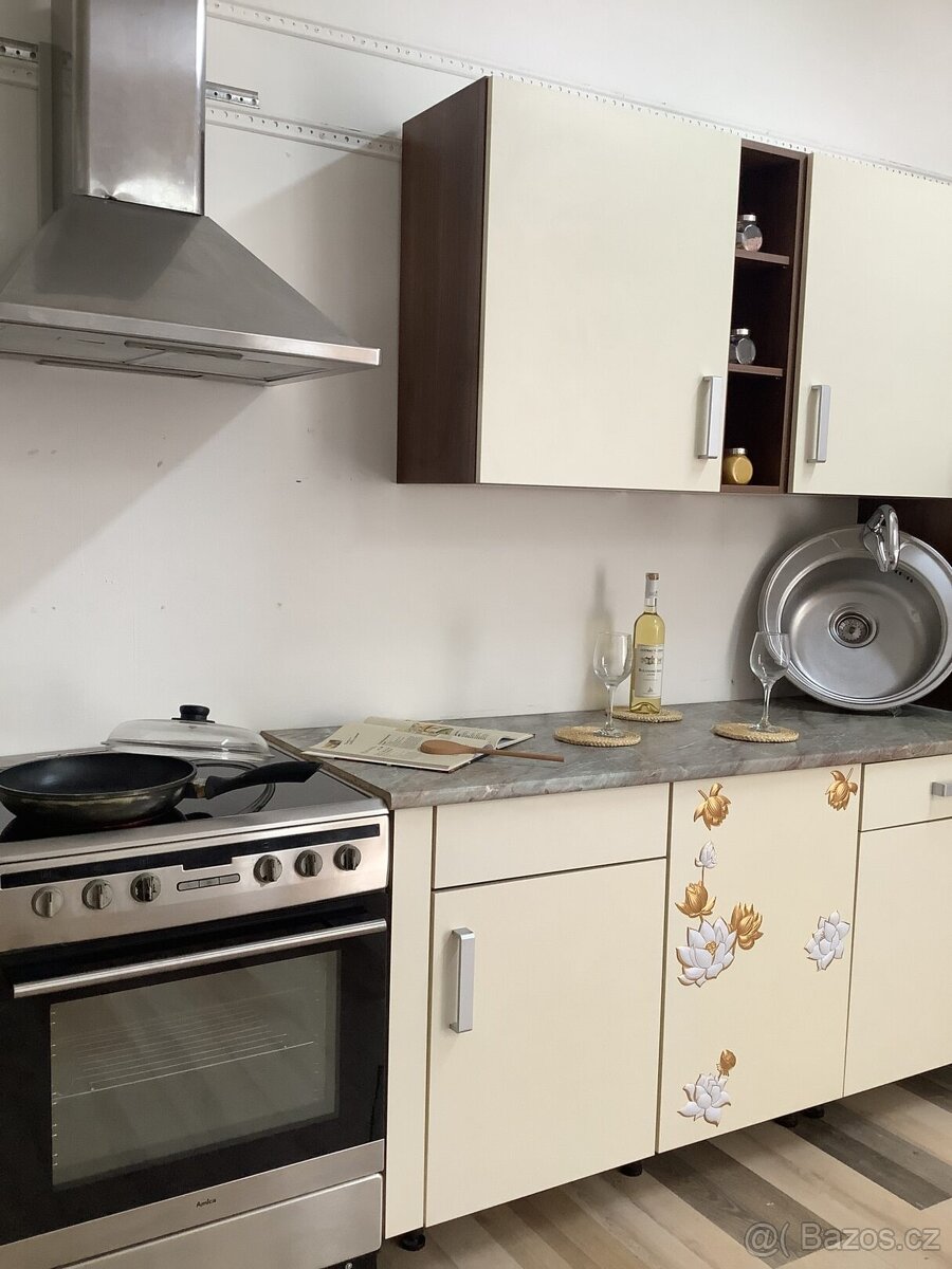 Světlá moderní kuchyně IRMA - 6