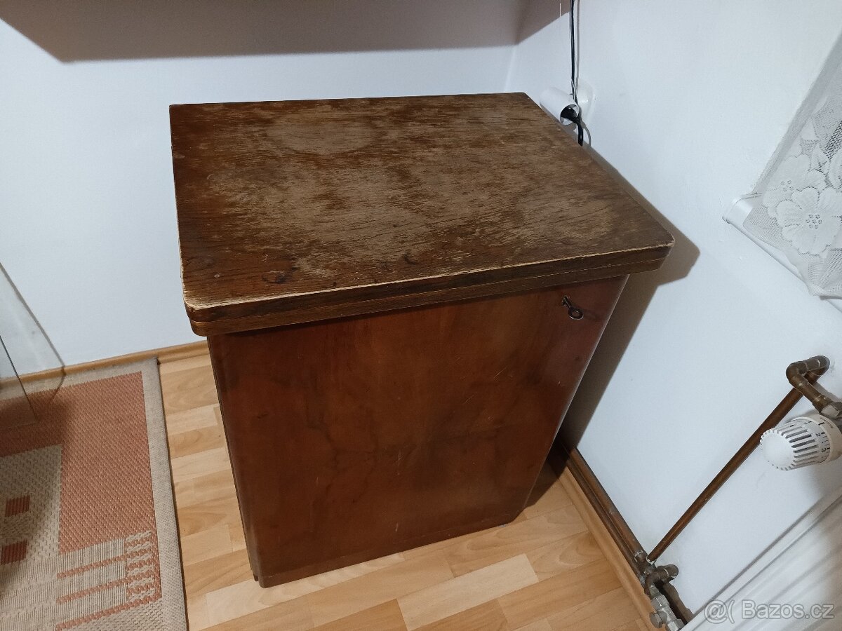 Prodám skříňový zachovalý funkční šlapací šicí stroj LADA - 6