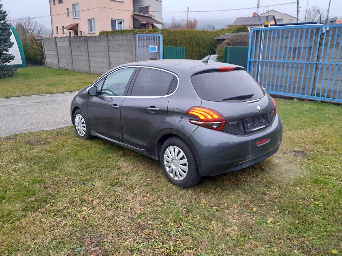 Peugeot 208 1.2 81 KW Panorama,kamera,serviska - 6