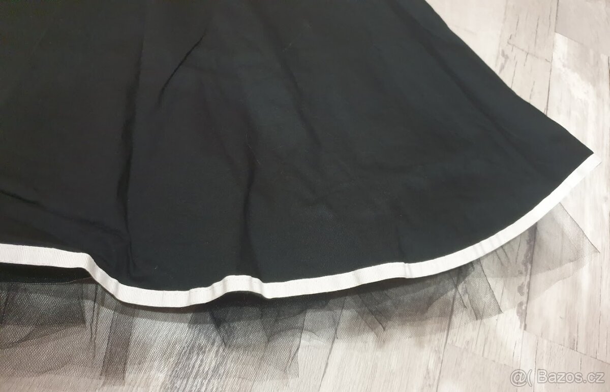 Krásné černé šaty bez ramínek - 6