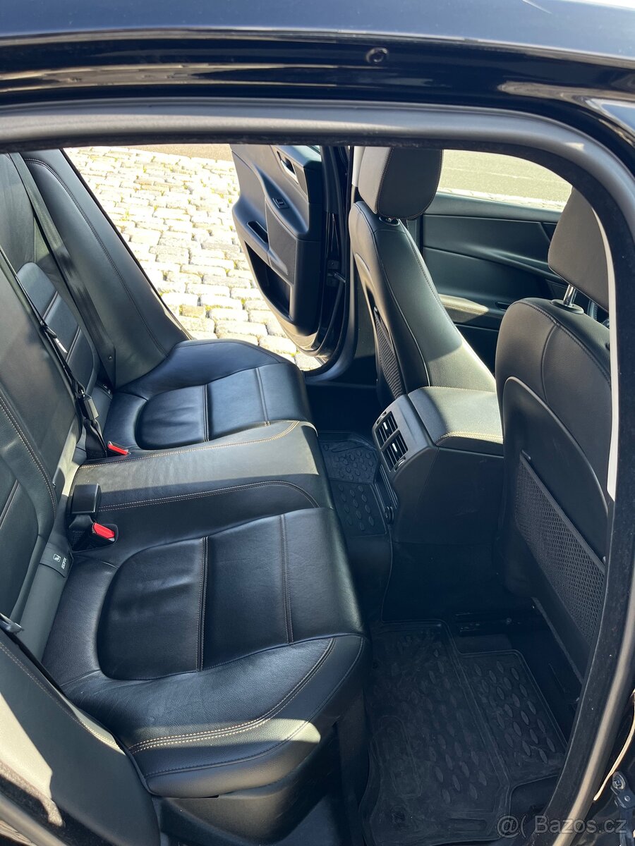 Jaguar XE 2.0 AWD - 6