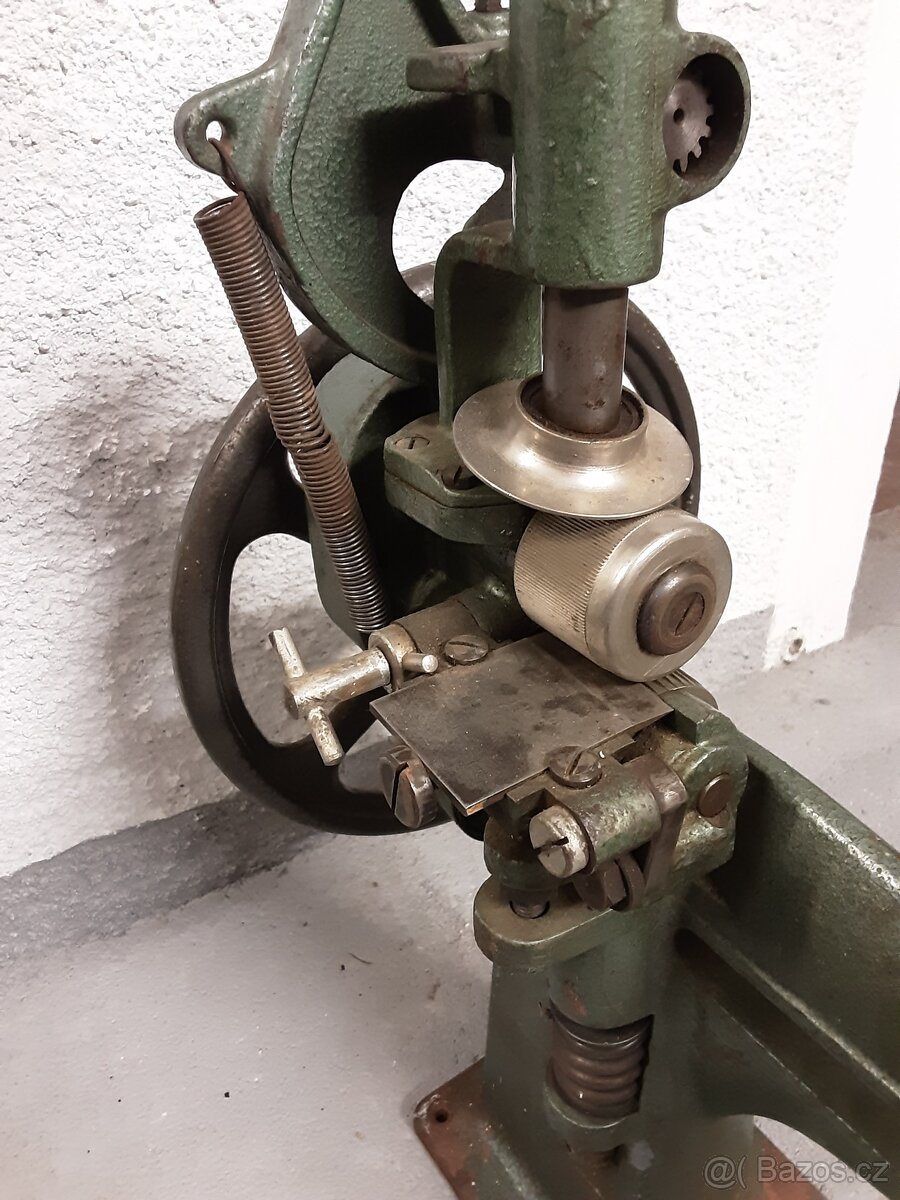 Masivní historický obuvnický stroj - 6