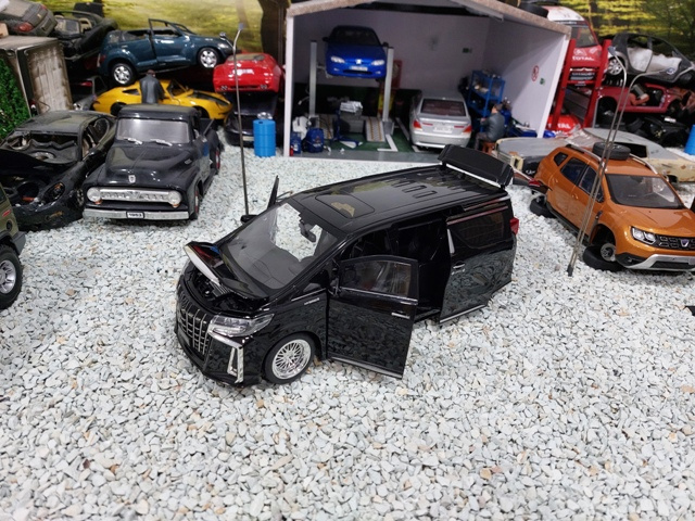 model auta 1:18 Toyota Alphard čierna farba - 6