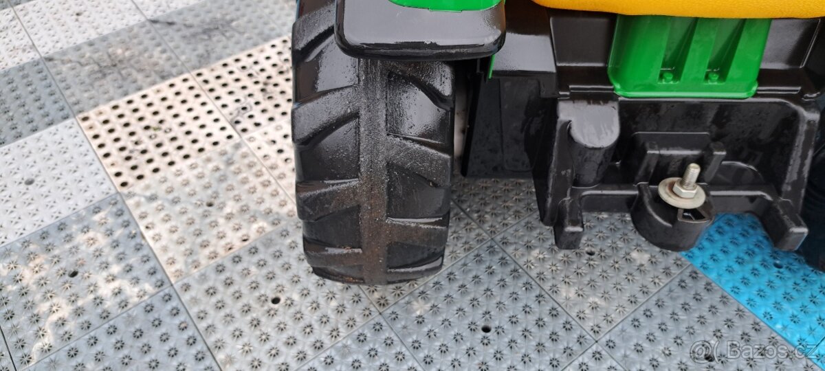 Elektrický traktor john deere - 6