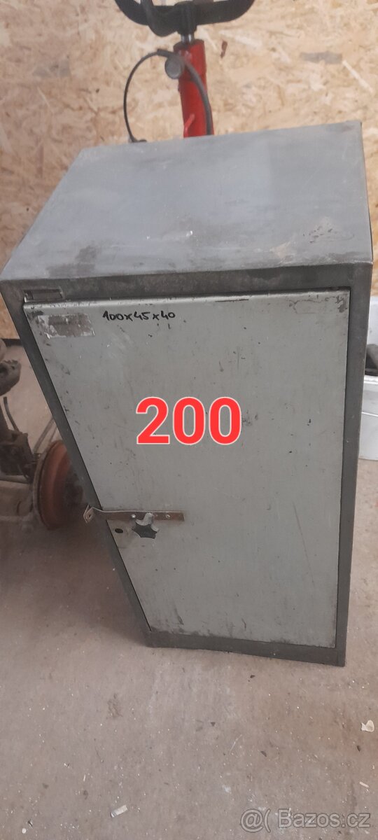 Regaly a skříně - 6