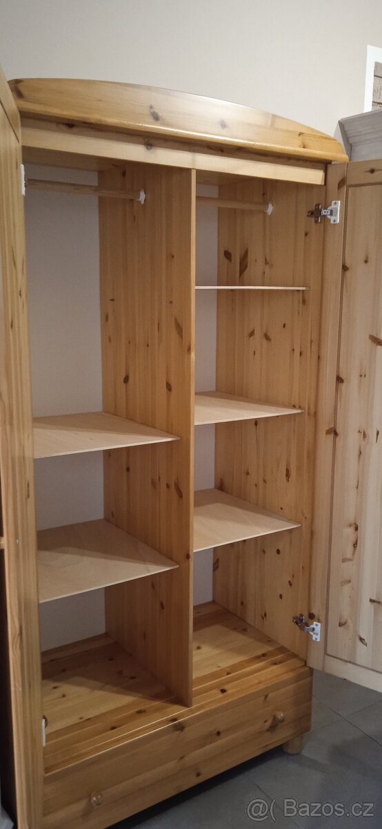 Dřevěná borovicová šatní skříň - 6