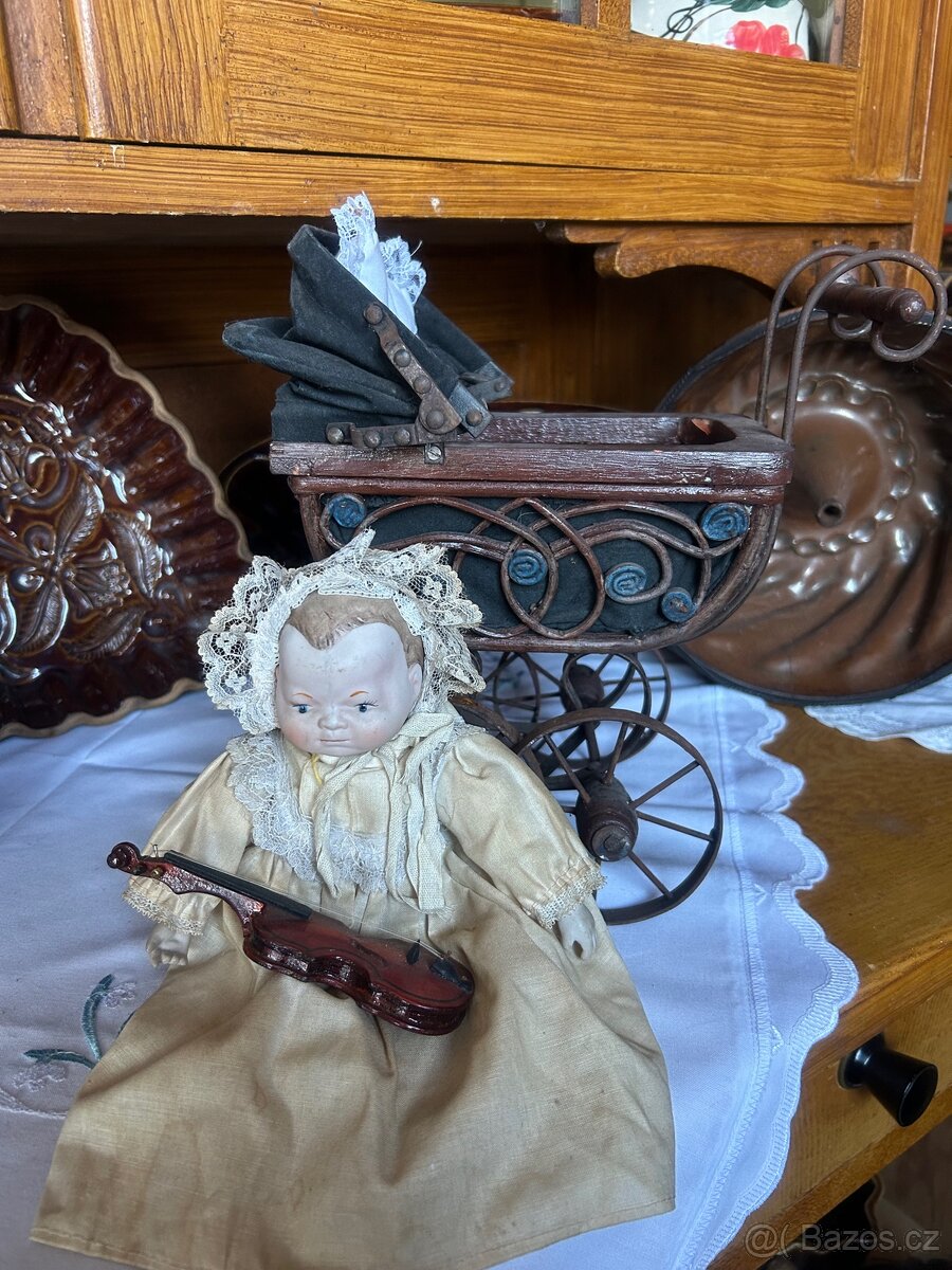 Sběratelský komplet – kočárek + porcelánová panenka - 6