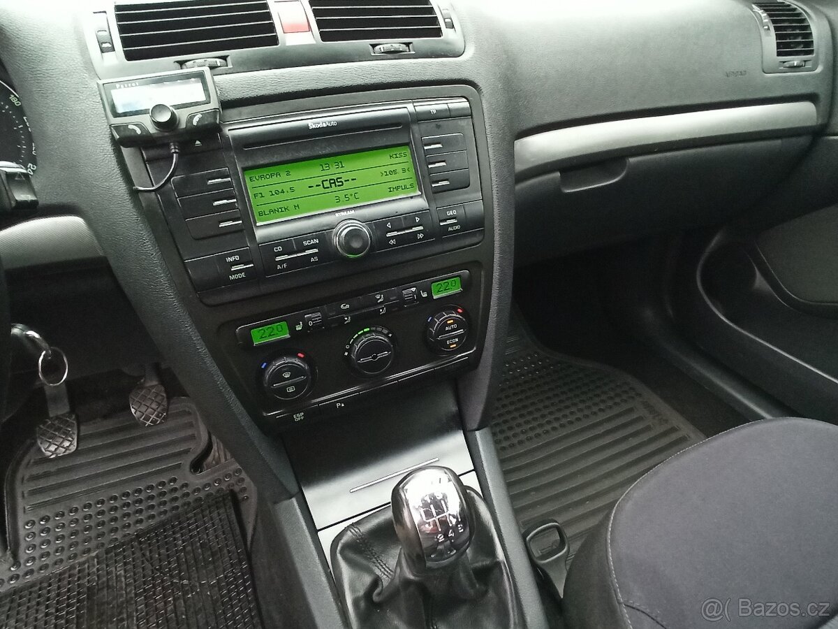 ŠKODA OCTAVIA Combi 2.0 TDi .. NOVÁ TK do 12/2027 .. PĚKNÁ - 6