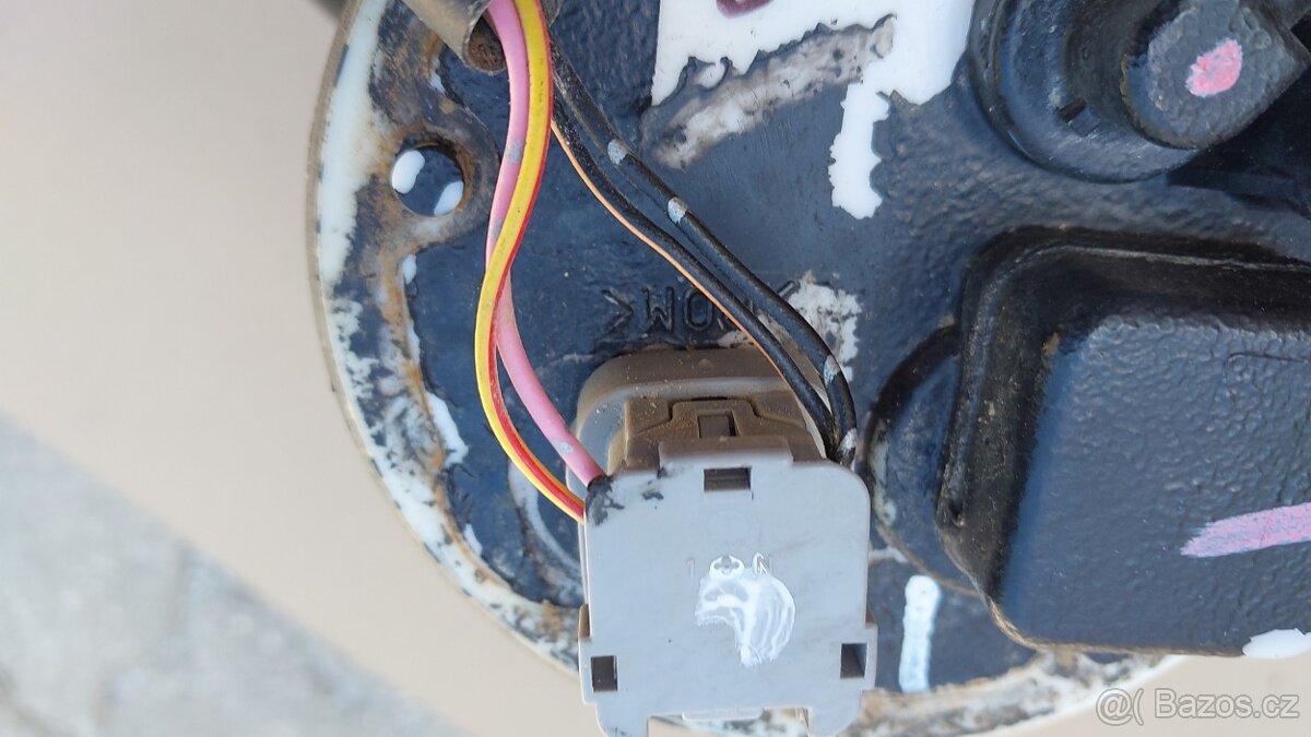 Suzuki Jimny – Sací koš s palivoměrem - 6