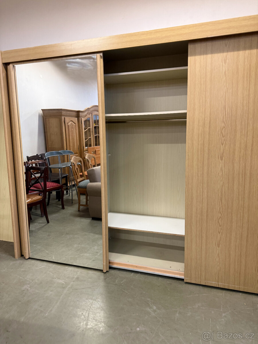 Třídveřová velká šatní skříň s posuvnými dveřmi - 6