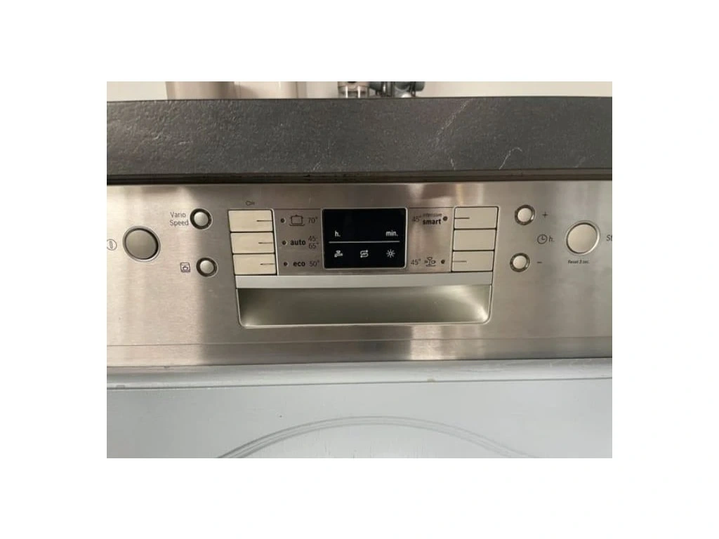 Kuchyňská linka z masivu se zánovními spotřebiči,5612 - 6