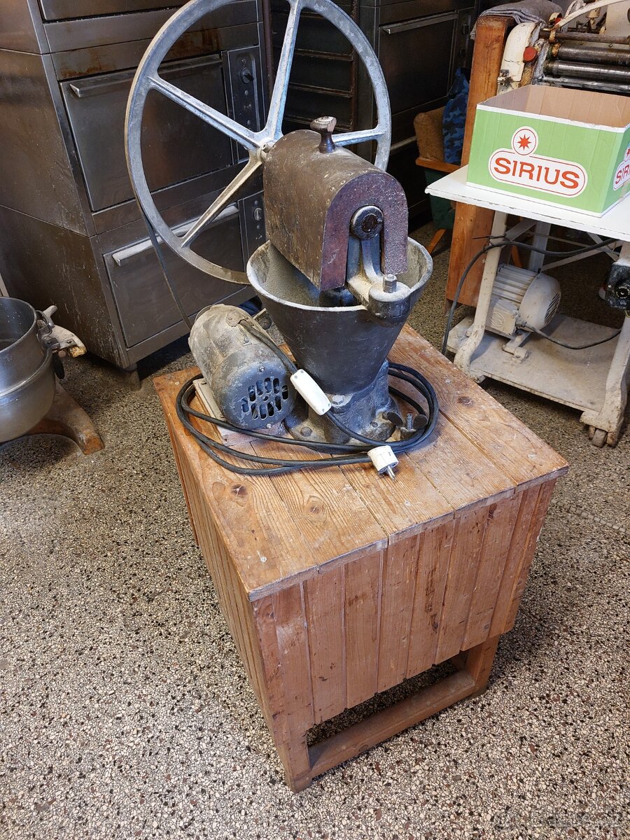 Historický mlýnek na strouhanku - 6