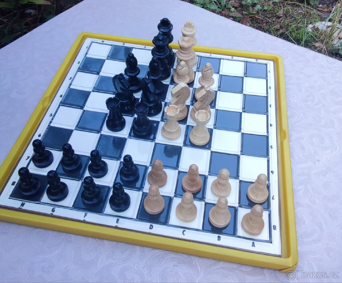 Dřevěné šachy + šachovnice + šachový stolek - 6