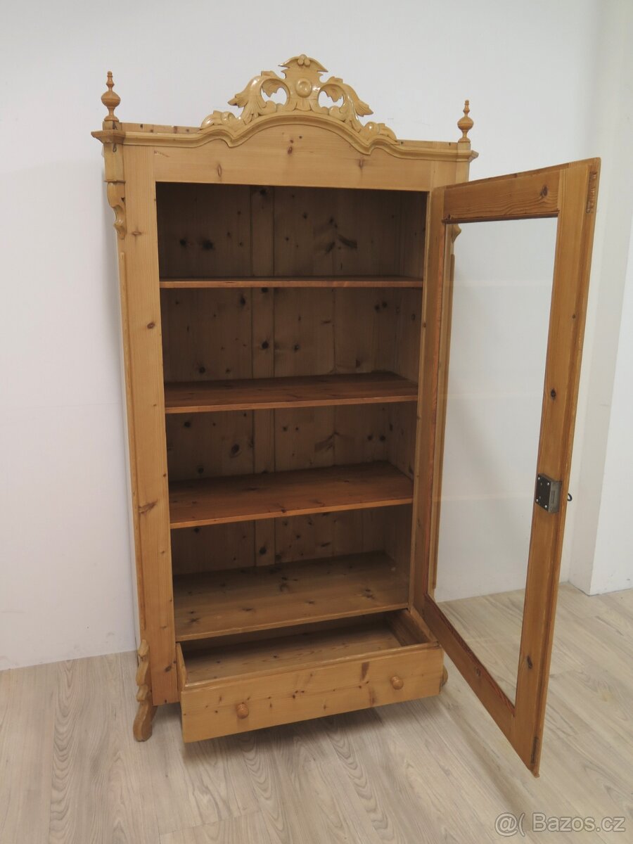 Krásná vitrína s vyřezávanou ozdobou - 6