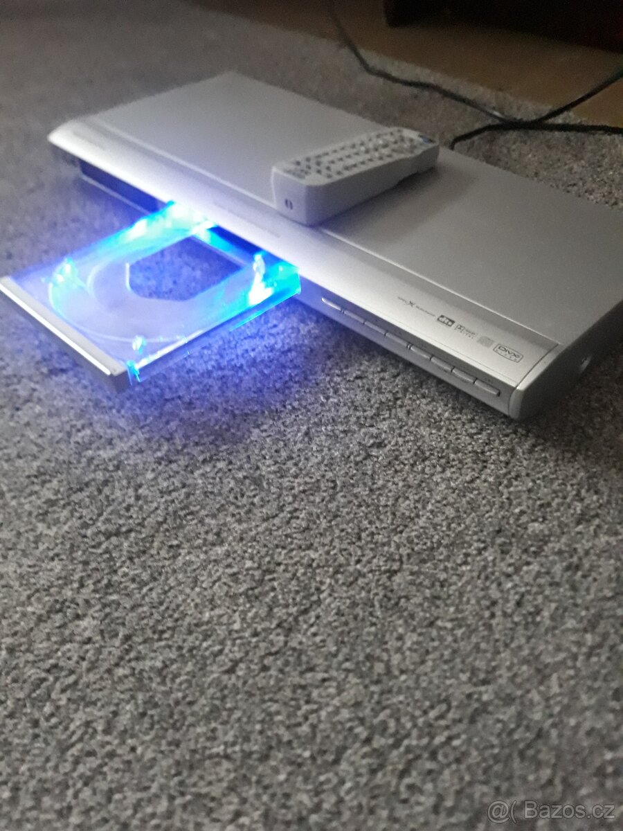 DVD PŘEHRAVAČ ZN. JVC S OVLADAČEM 220 V. - 6