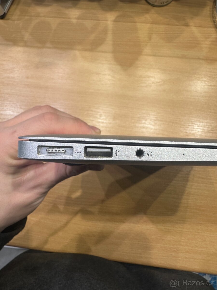 Apple MacBook Air 13” (2017) i5 / 8 GB RAM / 250 GB SSD - 6