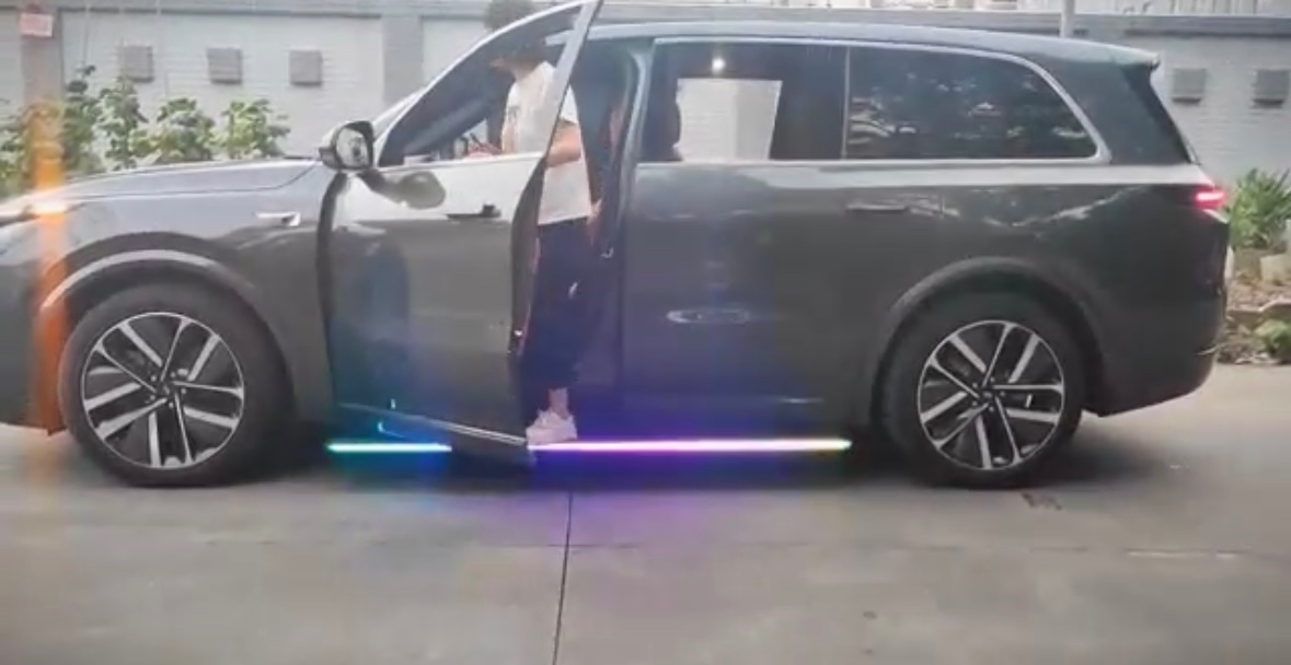 Elektrické vyjížděcí prahy Dodge Ram - 6