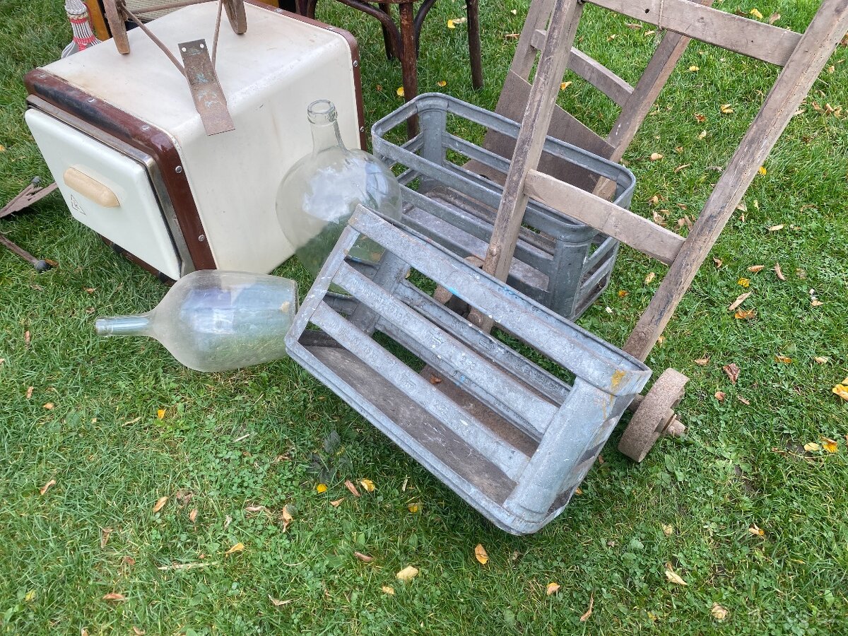 staré rádio stará plechovka starý medvídek židle rudl - 6