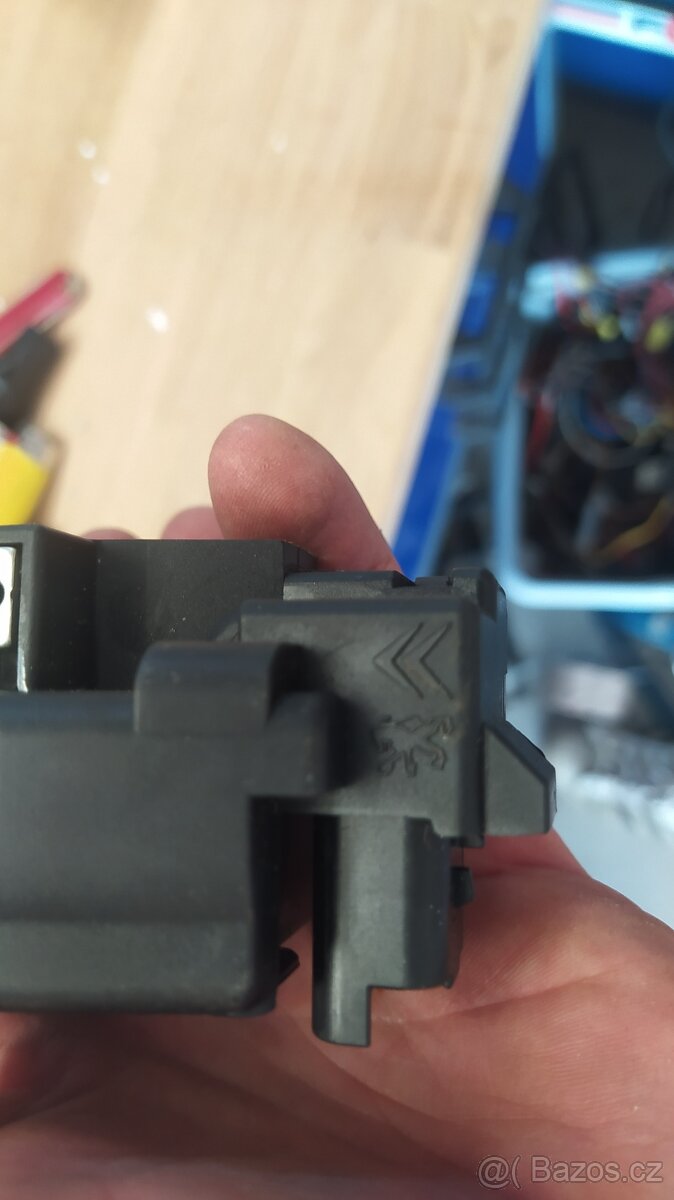 Peugeot 308 zámek kufru originál novy - 6