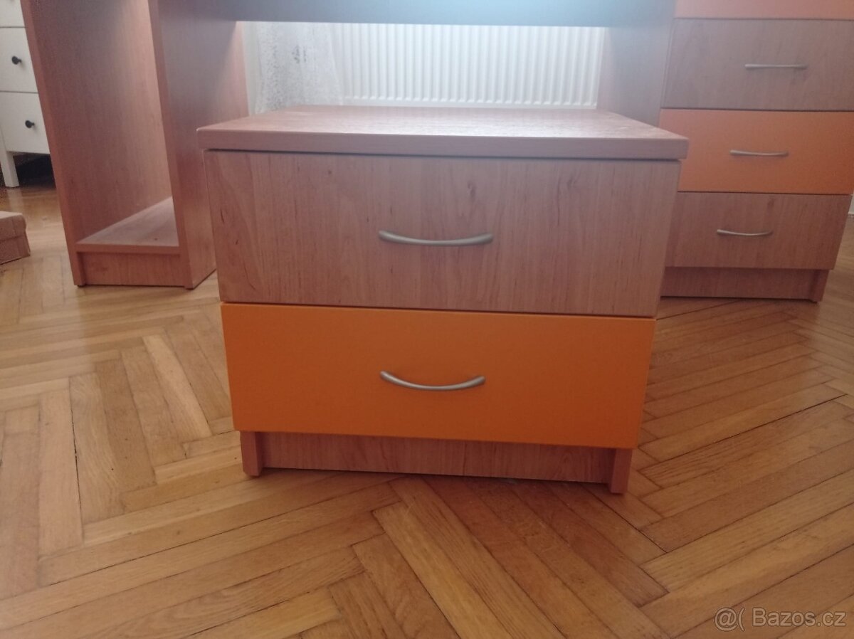 Šatní skříň, psací stůl, postel a poličky - 6